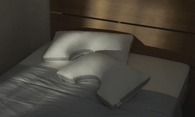 Coop Ayarlanabilir Yastıklar yatakta bir yığın halinde