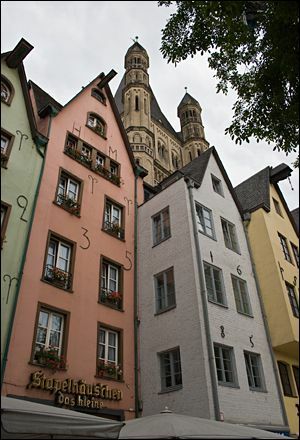 Редица от високи, тънки исторически домове в Кьолн Германия
