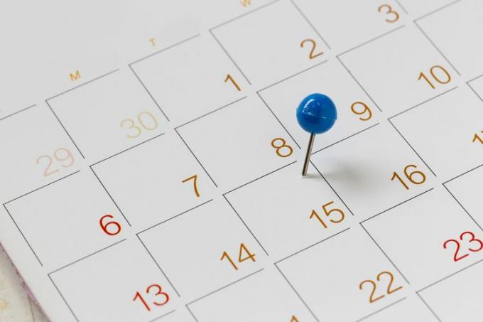 Tampilan Jarak Dekat Dari Paku Payung Pada Tanggal Kalender