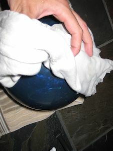O minge de bowling în curs de curățare.