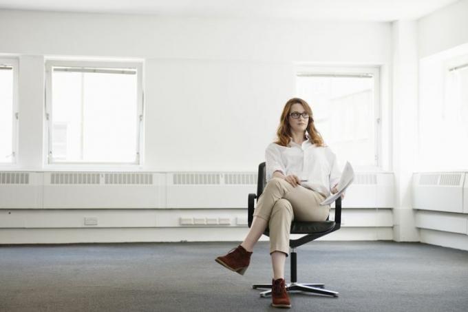 mujer en espacio de trabajo vacío