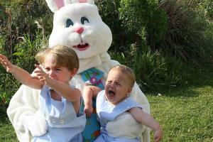 20 bambini completamente spaventati dal coniglietto pasquale