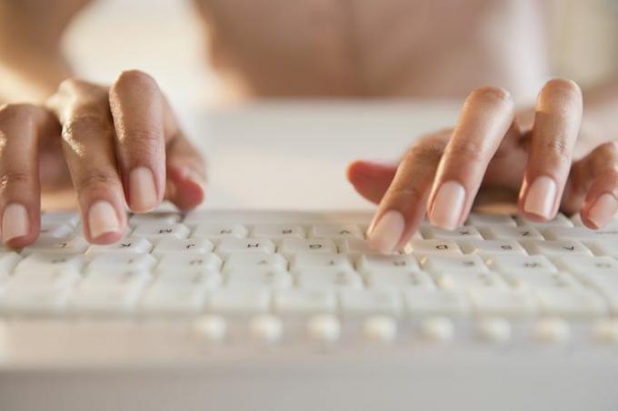 Kappverdisk kvinne som skriver på tastaturet