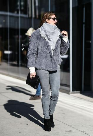 Street style för vintern i gråa jeans