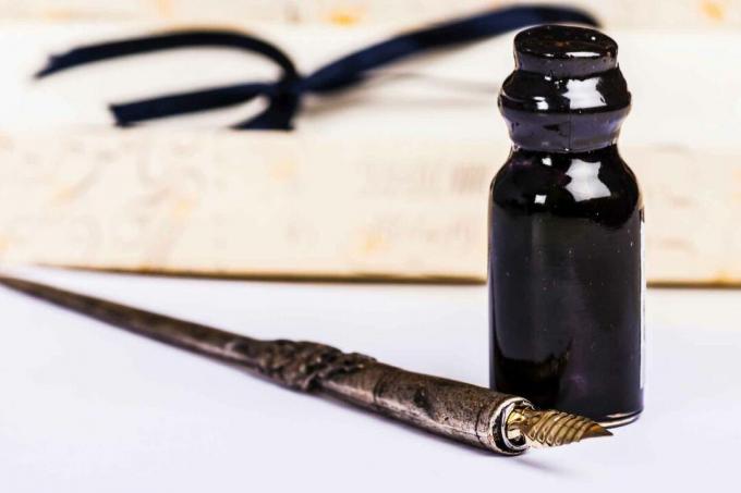 Una penna e una boccetta di inchiostro.