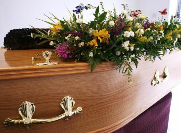 花で飾られた棺