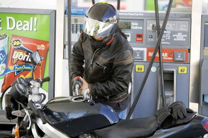 Hvordan spare bensin på en motorsykkel