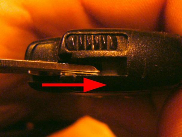 Use la llave de emergencia para presionar el pequeño botón en el interior.