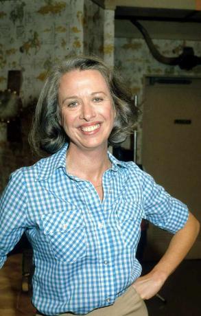 Igralka Polly Holliday pozira za portret okoli leta 1985.