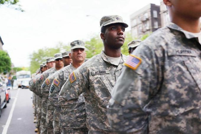 Parada w Harlemie ku czci pułku armii afroamerykańskiej z II wojny światowej