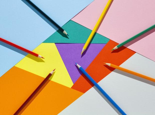 Renkli kalemler ve kağıt