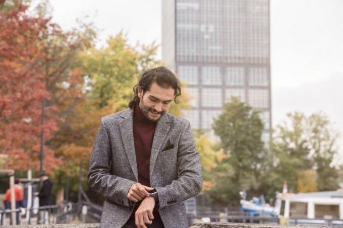 Hombre hispano usando smartwatch en la calle