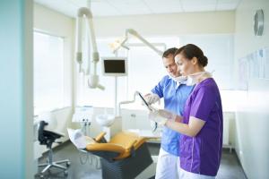 दंत चिकित्सा देखभाल पर पैसे बचाने के 8 तरीके