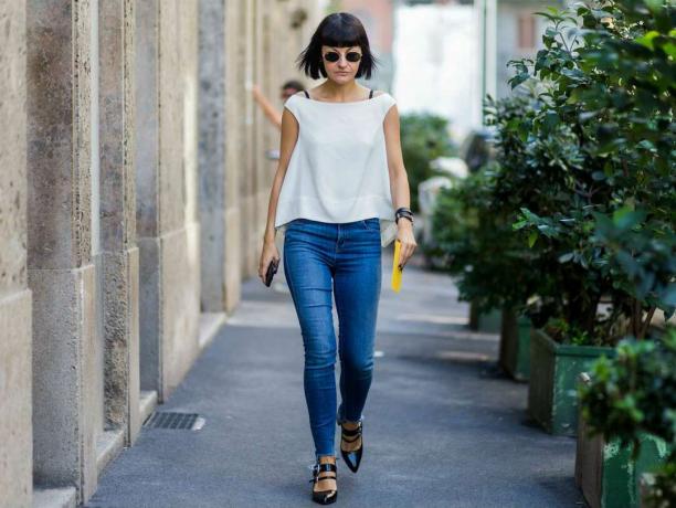 Street style kvinna i smala jeans