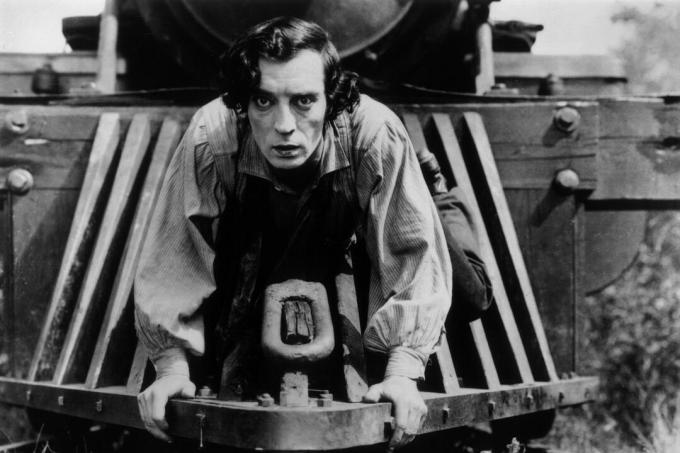 Lo schermo muto comico Buster Keaton in sella alla parte anteriore di un motore della ferrovia nel suo film del 1926 " Il generale"