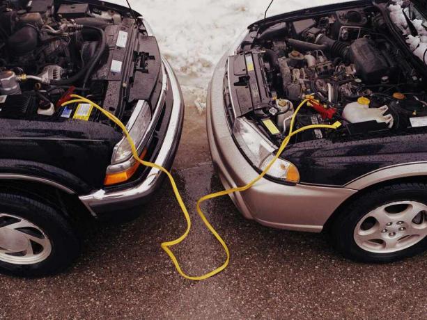 jika baterai mati, dua kendaraan dan kabel jumper bersatu untuk menghidupkan mesin
