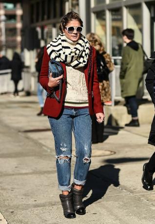Зимовий образ вуличного стилю з шарфом і джинсами