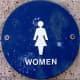 Bir kadın sembolü genellikle tuvaletin mahremiyet için kapalı bölmelere, bir bebek istasyonuna ve muhtemelen daha fazla engelli erişimine uygun tesislere sahip olacağı anlamına gelir.