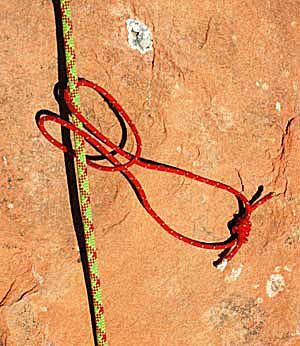 Un attelage de sangle est un nœud de base pour attacher une corde ou une élingue à un objet.