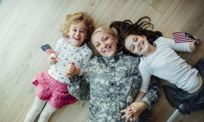 Mama armatei se reunește cu fetițele ei.