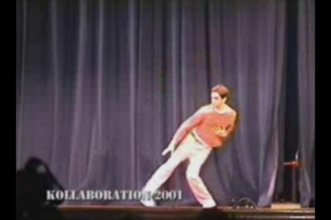 David Elsewhere, lastik adam hareketlerini koparırken, viral bir mem haline gelen breakdance hareket ediyor