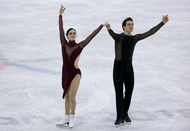 טסה וירטו וסקוט מויר מקנדה חוגגים את מדליית הזהב במשחקי החורף האולימפיים בפייונגצ'אנג 2018