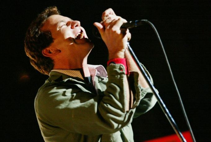 Eddie Vedder dari Pearl Jam bernyanyi