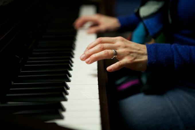 Wanita Bermain Piano