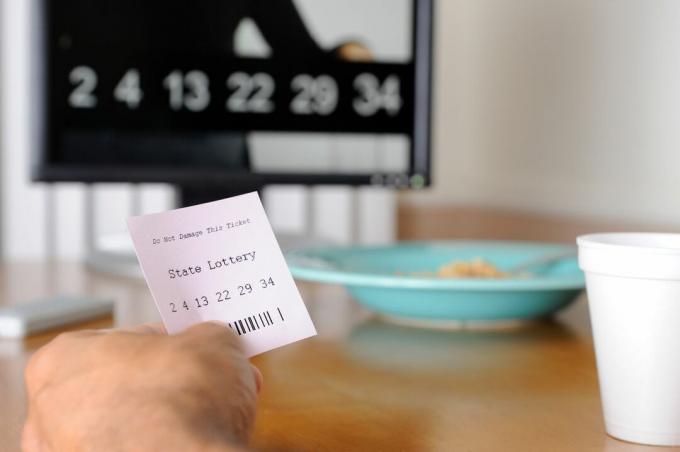 Immagine di una persona che controlla un biglietto della lotteria