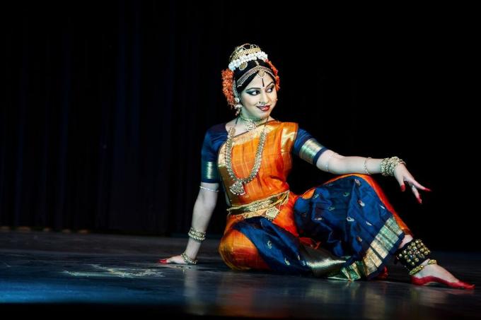 Klassinen intialainen Kuchipudi-tanssija esiintyy näyttämöllä