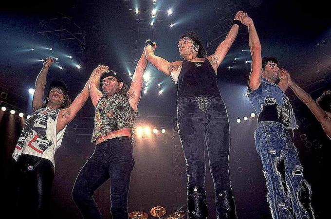 Bon Jovi โบกมือให้แฟนๆ หลังจากการแสดงที่ Met Center ใน Bloomington, Minnesota, 4 เมษายน 1989