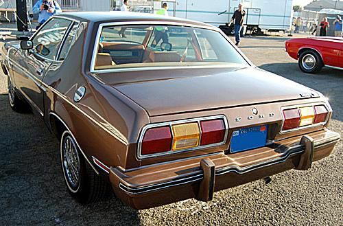 1975 Mustang II Pozadi