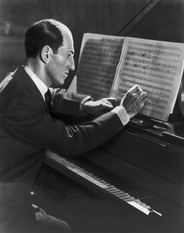 George Gershwin komponiert eine Melodie am Klavier