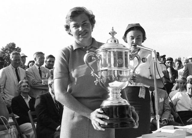 1957 यूएस महिला ओपन जीतने के बाद ट्रॉफी के साथ बेट्सी रॉल्स।