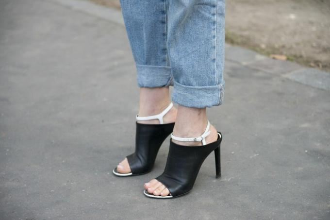 Zdjęcie w stylu ulicznym z dżinsami i sandałami