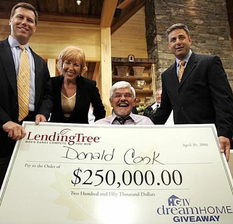 Donald P. Cook, vinder af HGTV's 2006 Dream Home Sweepstakes, modtager sin check.