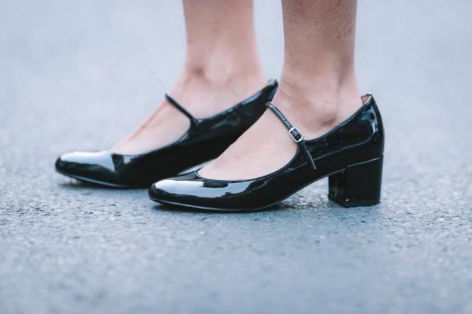 Дамски крака в лачени обувки в стил Mary Jane