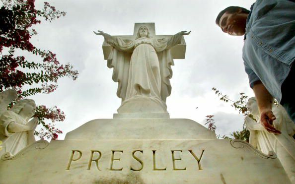 Renumitul mormânt al lui Elvis Presley