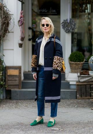 Pouliční styl žena v kabátu a džínách