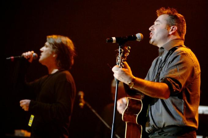 2008年にリバプールで演奏するチャイナクライシスのゲイリーデイリーとエディランドン