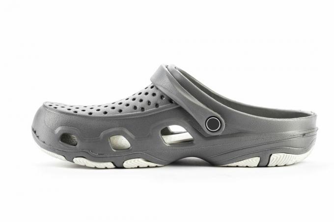 Ein grauer Croc-Schuh