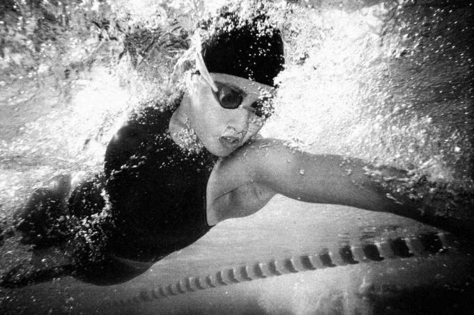 Mujer joven, natación