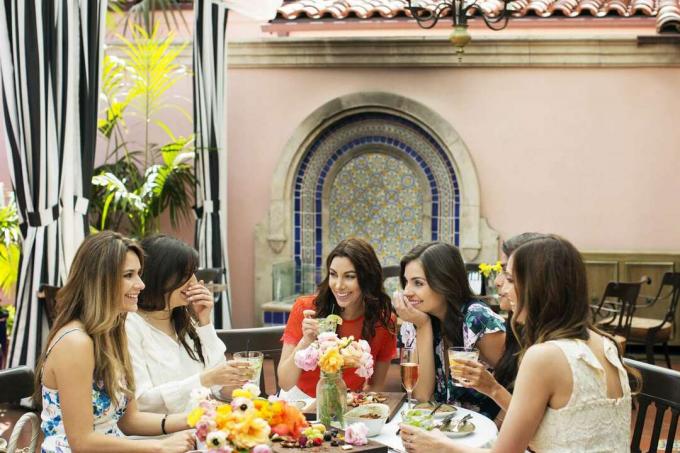 Mujeres en restaurante al aire libre