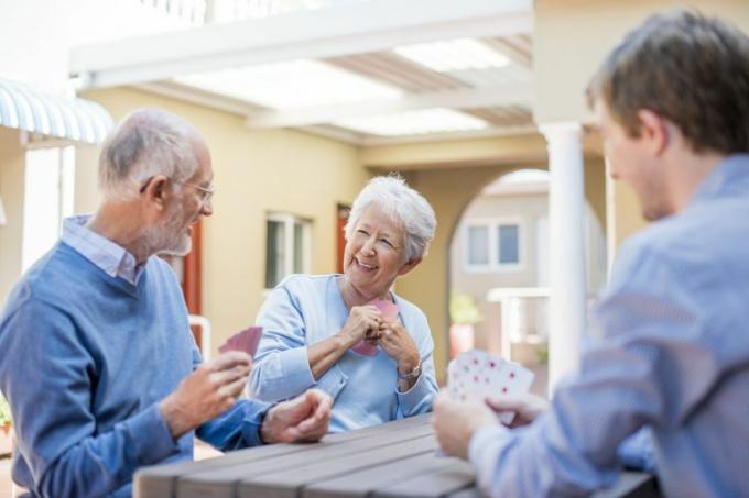 Casal em comunidade de aposentados com cuidador