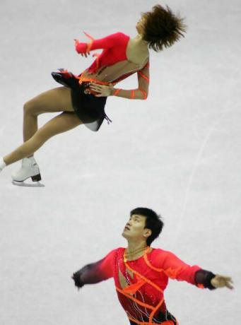 Kinijos poriniai čiuožėjai Dan Zhang ir Hao Zhang