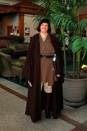 Ženska v kostumu Jedi