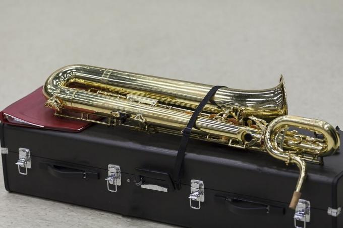 um saxofone Bari quase pronto para o ensaio