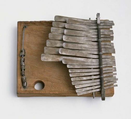 ムビラ、木製の響板に取り付けられた金属製の鍵盤、正面図。
