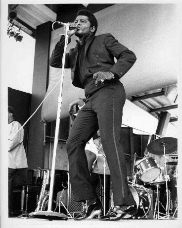James Brown bernyanyi di atas panggung.