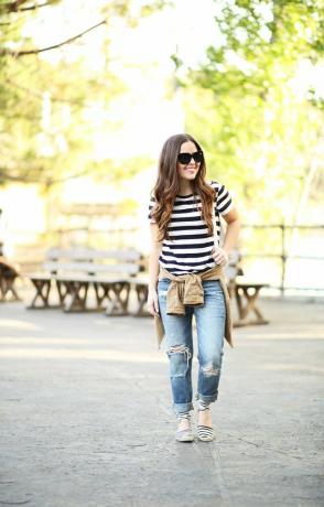 Moteris su dryžiais ir džinsais laisvalaikio stiliui